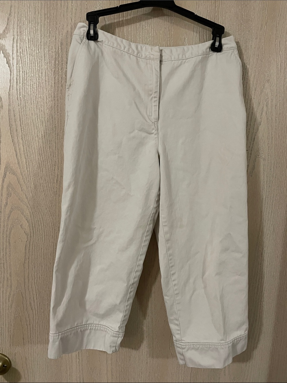 Casual Corner White Zip Up Capri Pants